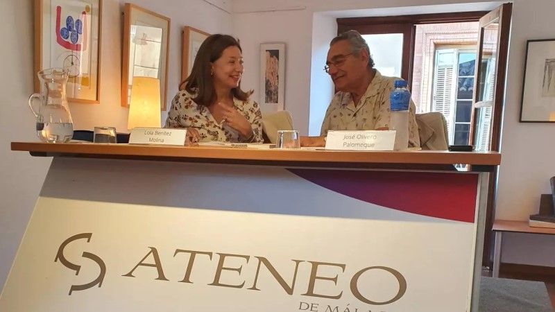El pasado lunes 5 de junio tuvo lugar en la Sala Muñoz Degrain del Ateneo de Málaga la presentación del libro ‘Los latidos de la pasión‘ de Lola Benítez
