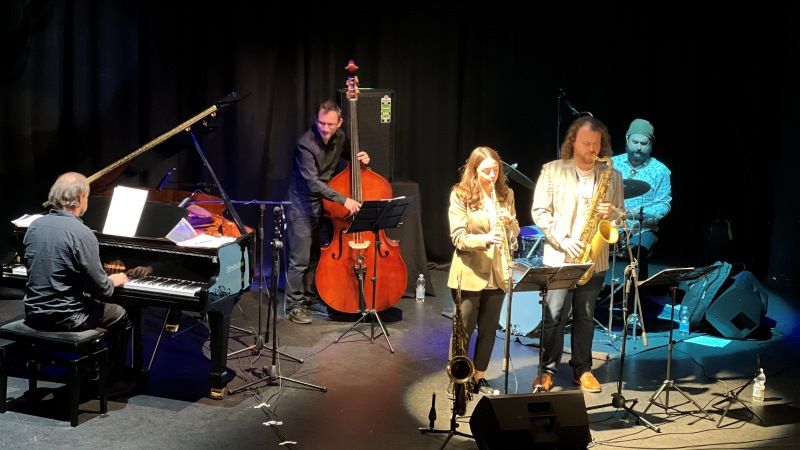 María Esther García y su quinteto cautivan al público en un nuevo concierto del ciclo ‘Alhaurín suena en femenino ‘