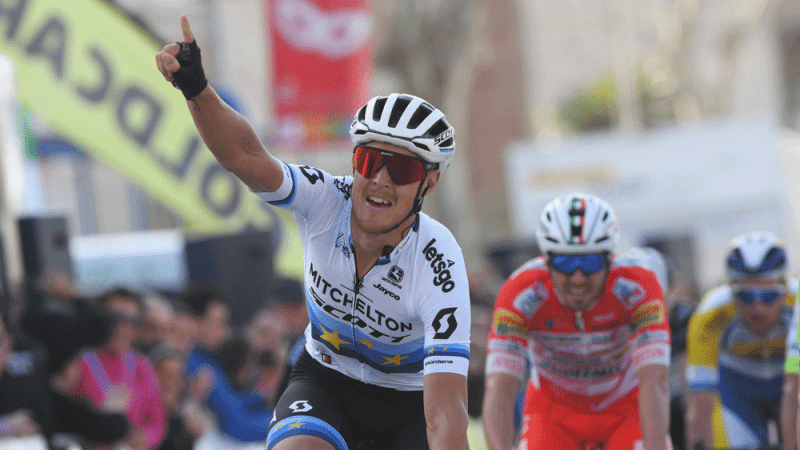 Matteo Trentin gana al sprint en Torredonjimeno en la Vuelta Andalucía
