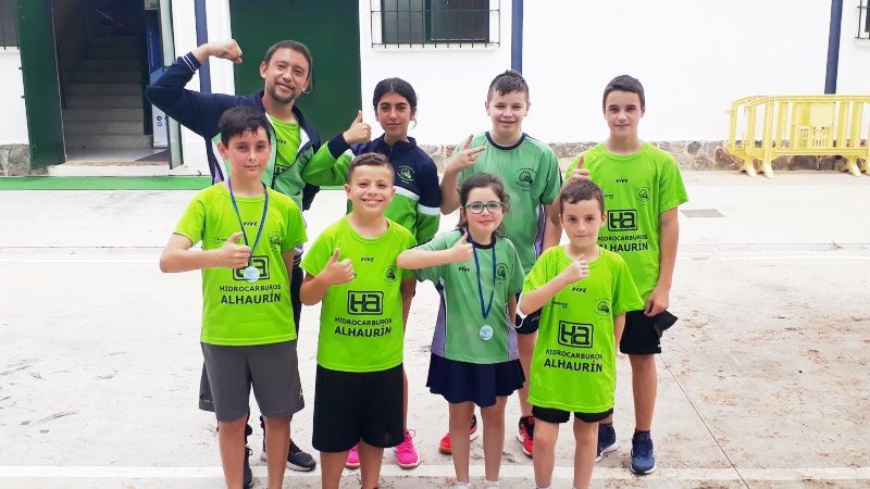 Los jóvenes del bádminton también juegan
