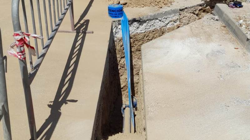 Aqualauro renueva un tramo de la red de suministro de agua en la calle La Zarzuela