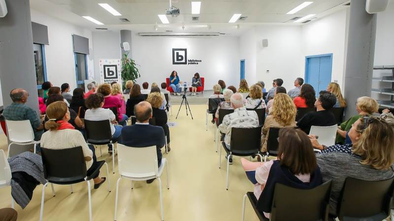 La escritora marroquí Najat El Hachmi, Premio Nadal 2021, participa en el Ciclo ‘Alhaurín Lee’