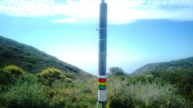 Actos vandálicos y robos de las señales de Gran Senda de Málaga a su paso por Jabalcuza