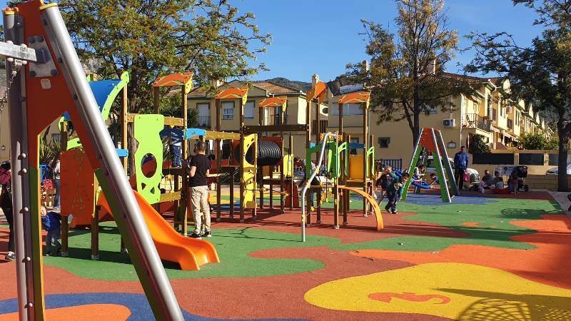 Entra en servicio el nuevo parque infantil de la plaza de La Legión de Alhaurín de la Torre