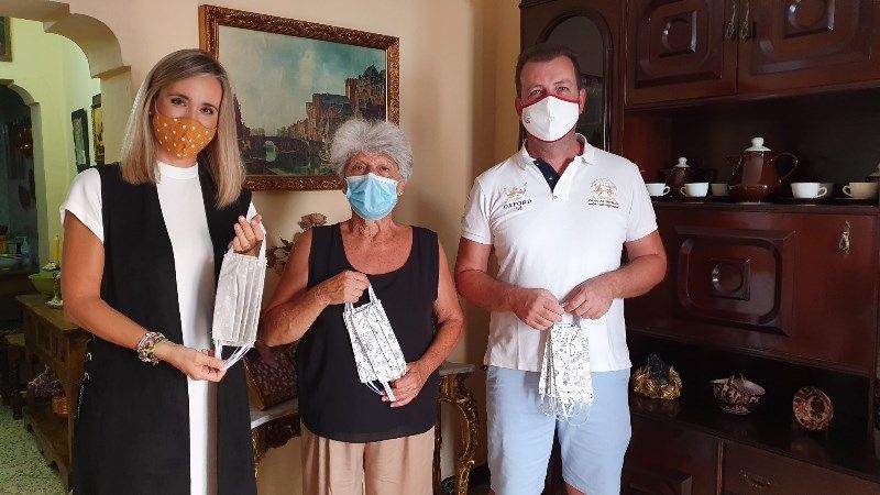 El PSOE continúa el reparto de mascarillas y salvaorejas, ya van más de 3000 unidades