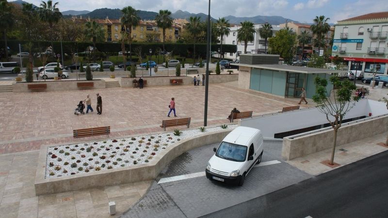PSOE identifica “tres puntos negros” de caídas por resbalón en las calles Málaga, Juan Carlos I y plaza de España