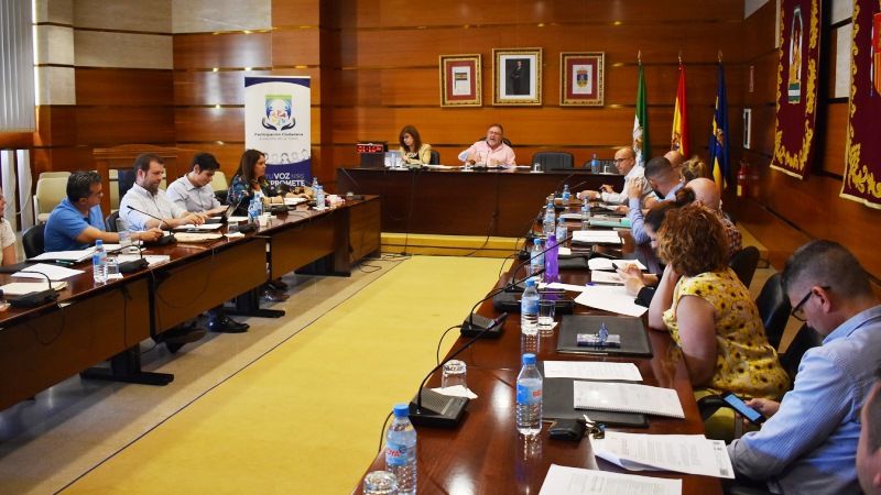 El Pleno aprueba un plan de asfaltado e inversiones en equipamientos educativos y deportivos