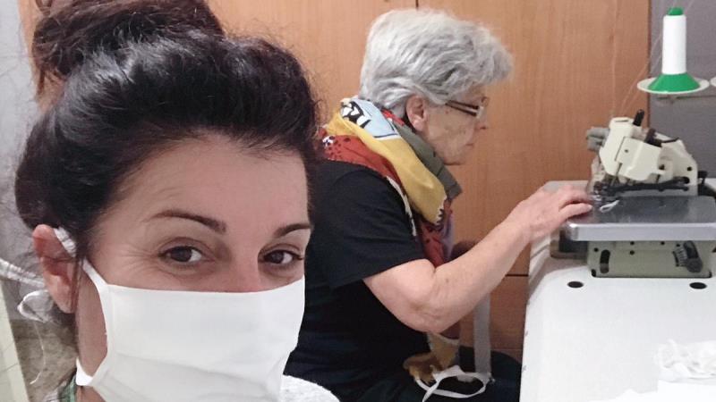 Purificación Moreno y su familia confeccionan mascarillas de manera solidaria para varias residencias de la comarca