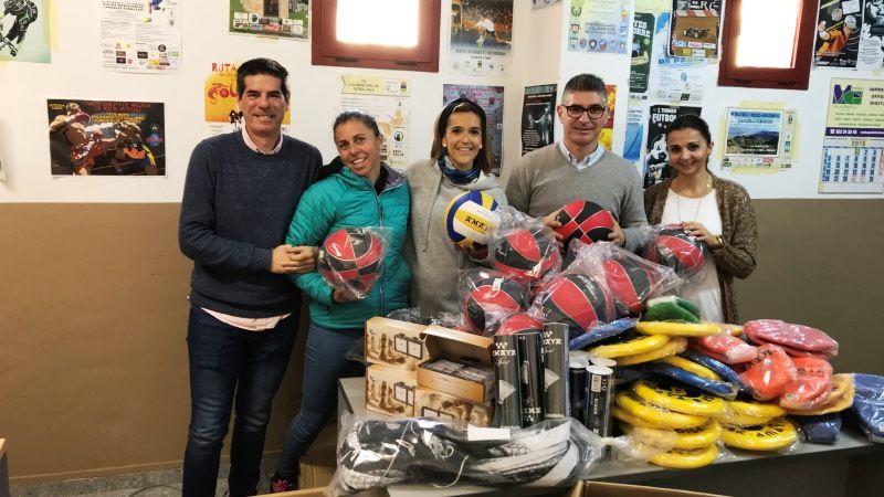 El Área de Deportes entrega de nuevo material deportivo a los centros educativos del municipio