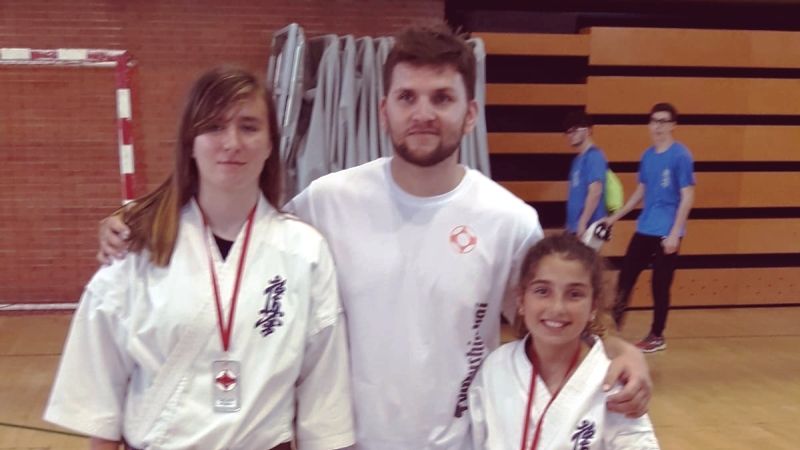 El Sakura Dojo de kárate coloca a dos jóvenes luchadoras en el podio de la Copa Valencia