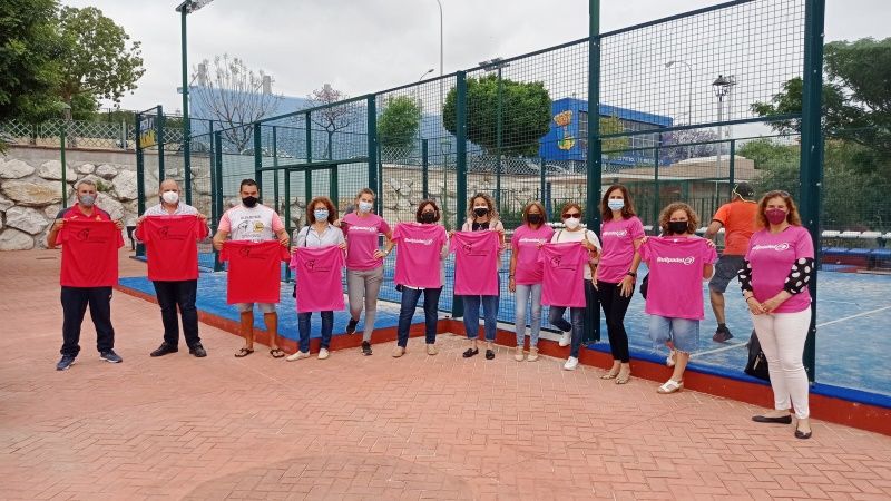Los jugadores de las Series Nacionales de Pádel reciben un lote de camisetas del Área de Deportes