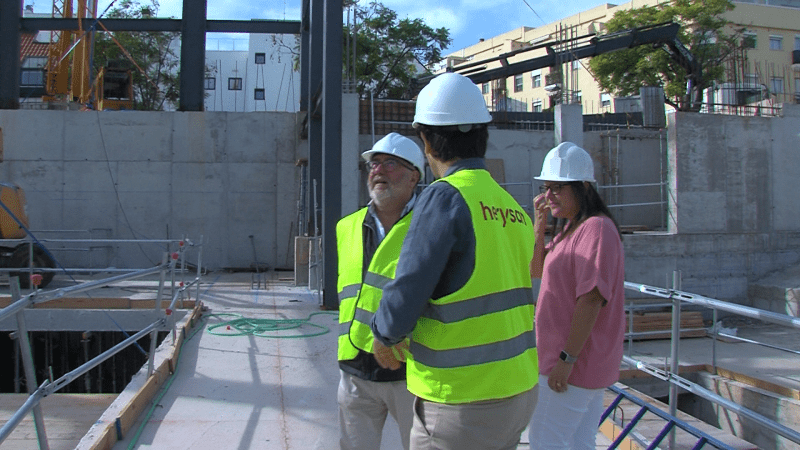 El alcalde visita las obras de construcción del futuro Teatro de Alhaurín de la Torre