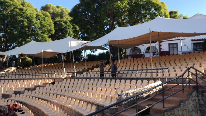 El Ayuntamiento instala toldos para cubrir parte del aforo del auditorio de El Portón