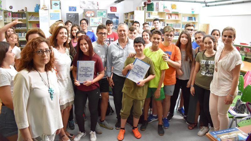 El IES Huerta Alta entrega al Ayuntamiento un estudio para visibilizar a la mujer en el callejero