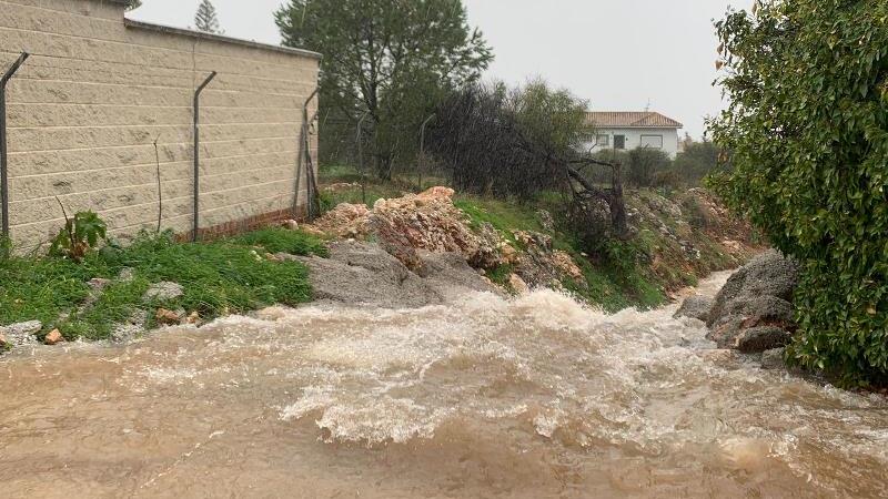 Un dispositivo de 100 operarios trabaja en devolver la normalidad a Alhaurín de la Torre tras el fuerte aguacero