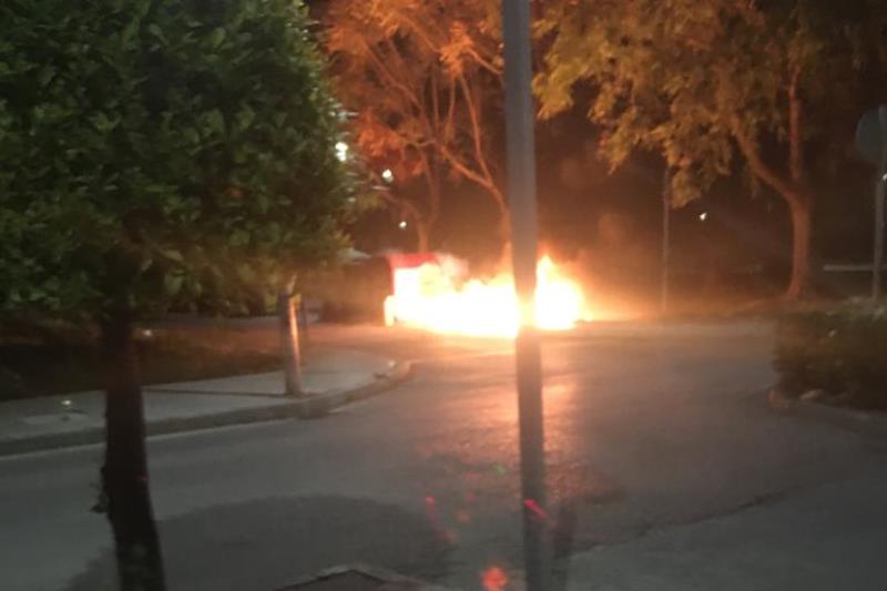 Vándalos incendian contenedores cerca del parque Juan Pablo II