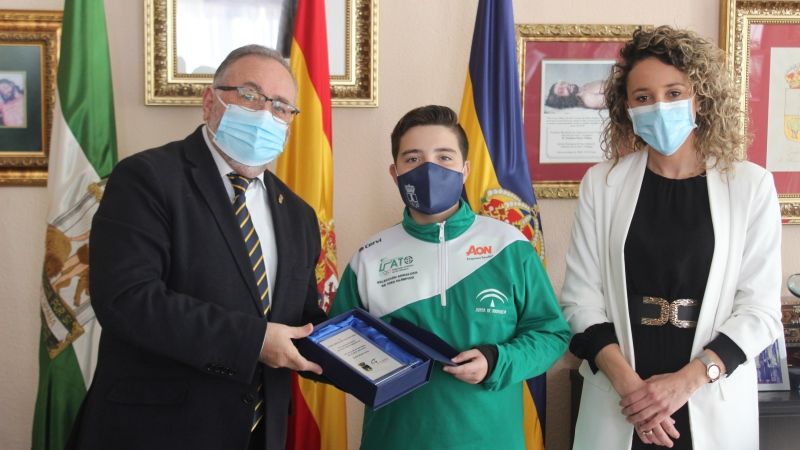 Dos jóvenes promesas del deporte alhaurino, recibidos por el alcalde el Día de la Constitución