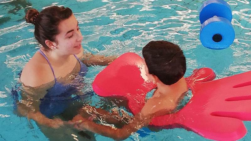 Los chicos y chicas con diversidad funcional disfrutan de su campamento de verano en el centro del mayor