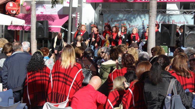 La plaza de San Sebastián acogió un maratón de villancicos con una decena de colectivos