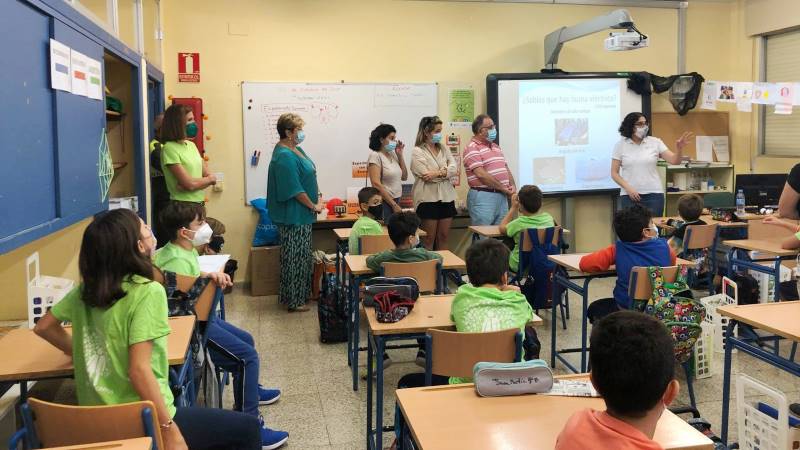 El Alcalde y la concejala de Medio Ambiente visitan el CEIP Los Manantiales por el Día del Ahorro de Energía