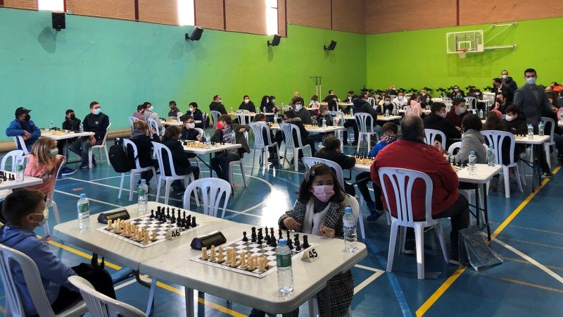 El torneo solidario de ajedrez a beneficio de Divers@s ha reunido a un centenar de participantes