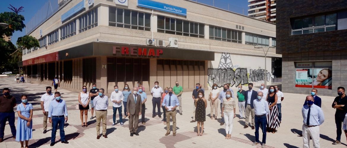 Los alcaldes del PP firman un manifiesto contra la expropiación de sus ahorros y exigen su uso