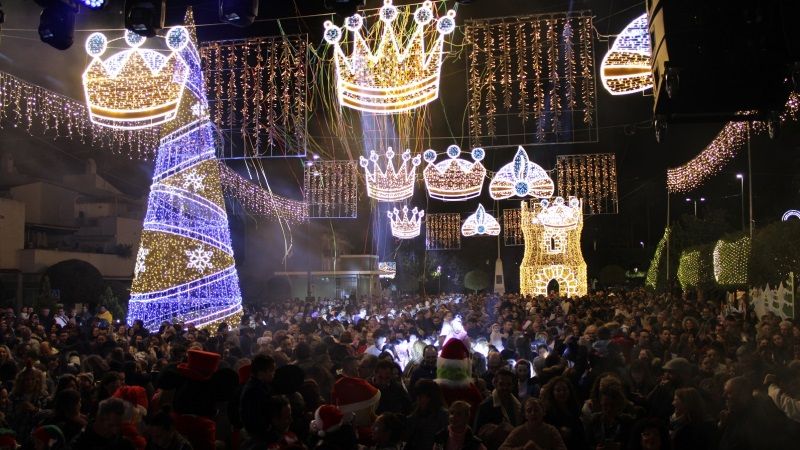 El encendido del Alumbrado de Navidad congrega a cientos de personas en la plaza de España para dar la bienvenida a la Navidad
