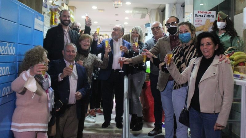 El alcalde acudió al aniversario del negocio 'Verde y Morá', ubicado en pleno centro