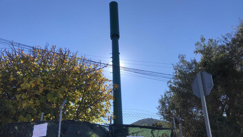 El Ayuntamiento paraliza la instalación de una antena de telefonía en Pinos por carecer de licencia