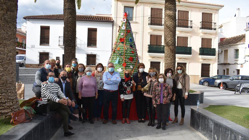 Un nuevo árbol de Navidad de croché embellece la plaza de la Concepción de Alhaurín de la Torre