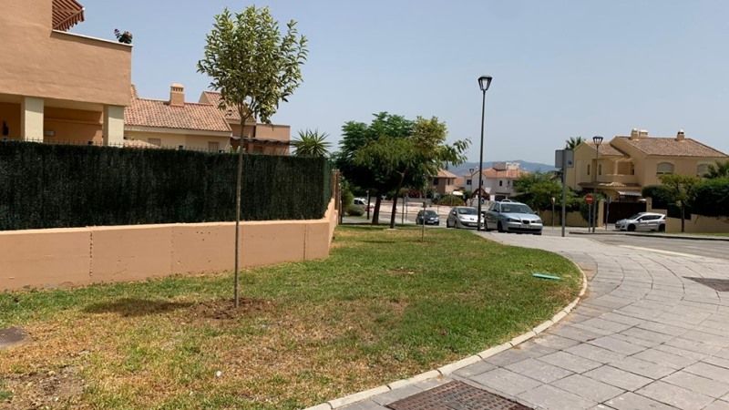 El Ayuntamiento ejecuta mejoras en las zonas verdes de varias barriadas y urbanizaciones