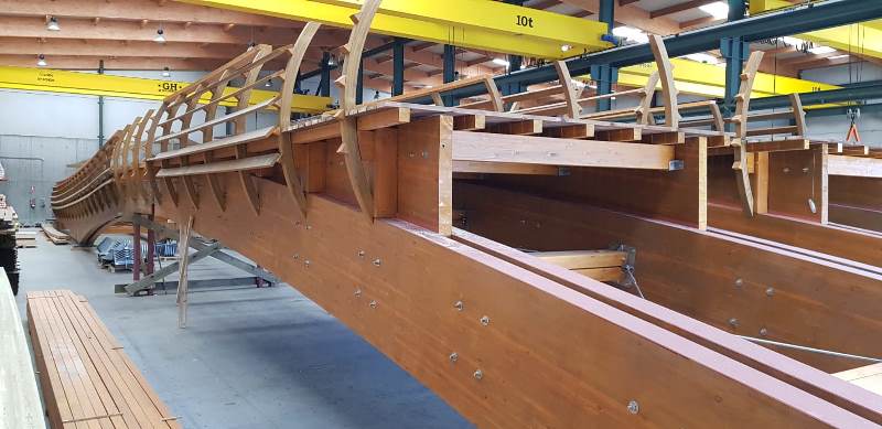 Comienza el ensamblaje de la pasarela de madera que se instalará sobre el Guadalhorce, que será la más grande de Europa