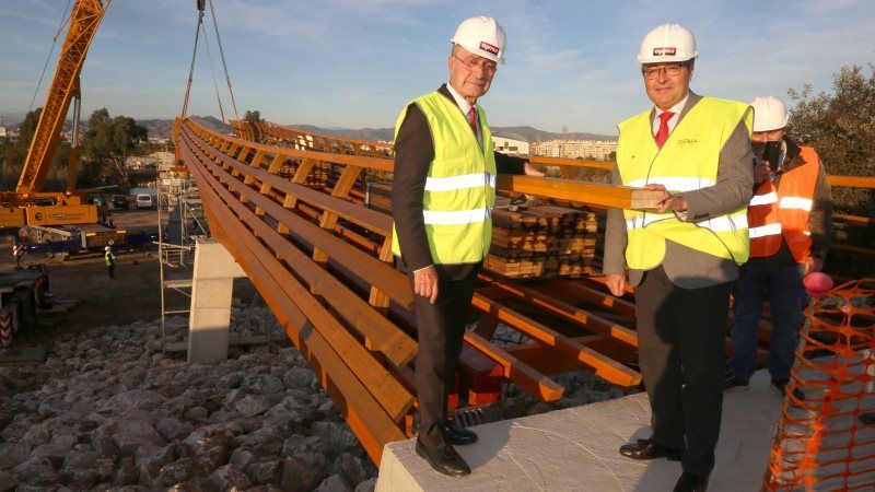 Comienza la instalación de los primeros tramos de la pasarela de madera sobre el río Guadalhorce