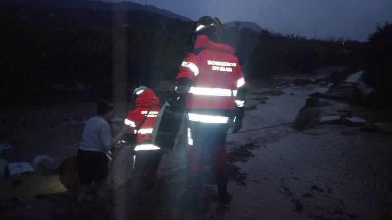Bomberos rescatan a trabajadores atrapados por inundación dentro de un camión en Alhaurín de la Torre