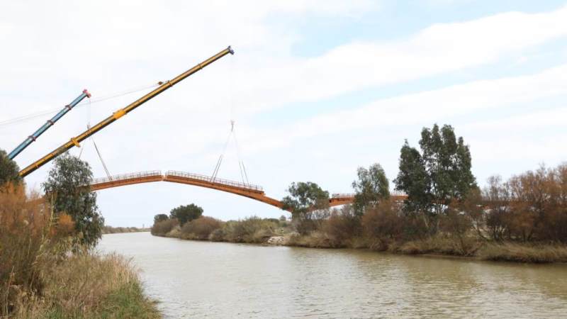 Instalación del último tramo de la pasarela del Guadalhorce