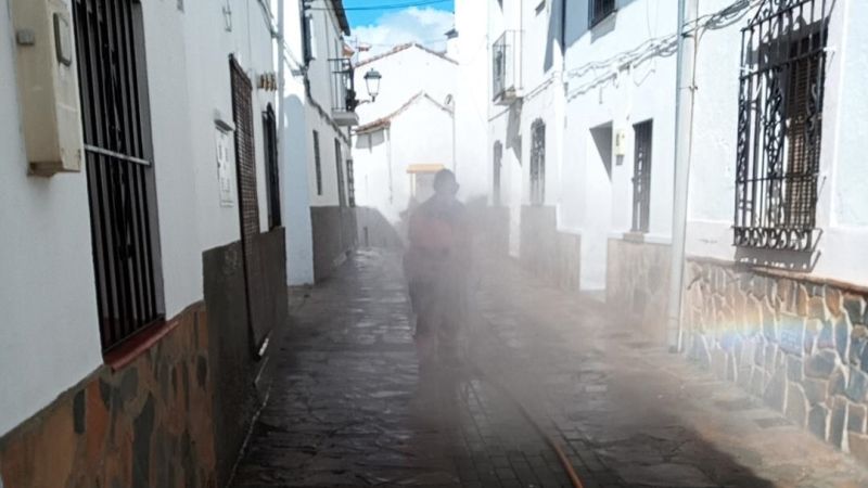 Bomberos de la Diputación de Málaga continúan con la desinfección de residencias, hospitales comarcales y centros de salud de la provincia