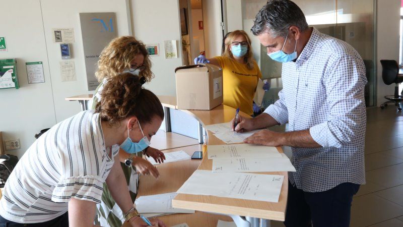 La Diputación de Málaga entrega otras 55.500 mascarillas y 900 litros de gel hidroalcohólico