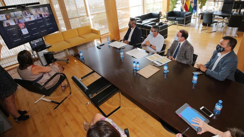 Salado expone a los empresarios malagueños las líneas maestras del Plan Málaga