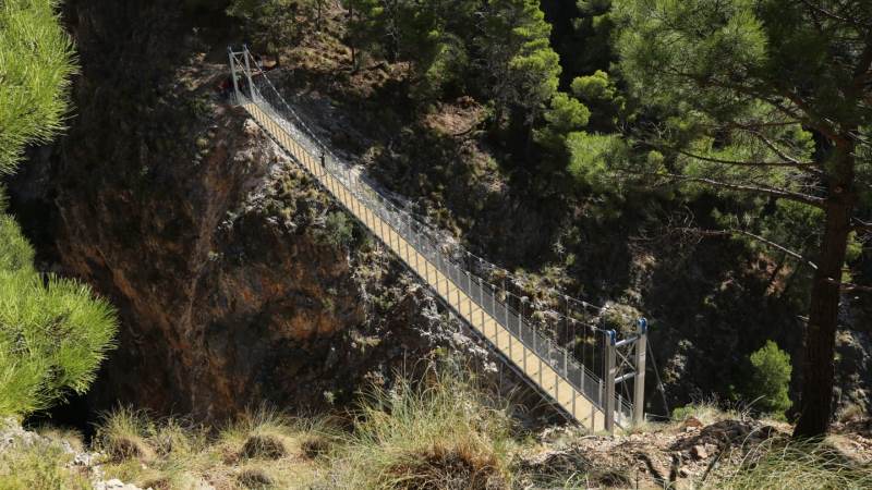 Salado destaca que el puente y las pasarelas de El Saltillo muestran la apuesta de la Diputación por el turismo interior y de naturaleza