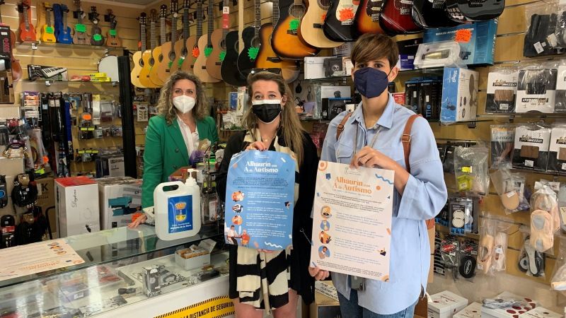 Comercios locales se suman a la campaña 'Alhaurín con A de Autismo'