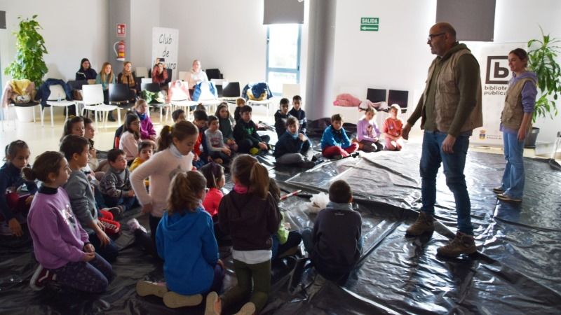 Nuevo éxito del taller de arqueología infantil en la biblioteca