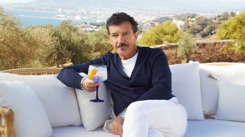 Larios nombra a Antonio Banderas como su nuevo embajador de marca