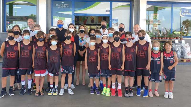 Los chicos del C. B. Algazara, de celebración por su clasificación para el Campeonato de Andalucía
