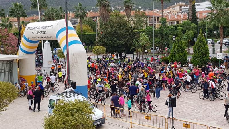 Más de 1.500 personas desafían al mal tiempo y participan en el V Día de la Bicicleta