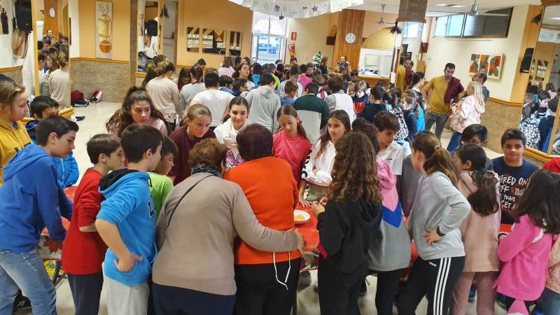 Unas jornadas de convivencia unen a mayores y pequeños en la elaboración de borrachuelos