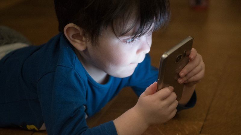 Comprar un teléfono móvil para un niño: cómo empezar y cómo seguir