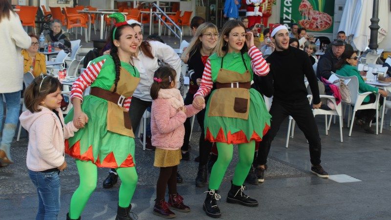 Música y bailes en la plaza San Sebastián para animar el comercio local en Alhaurín de la Torre