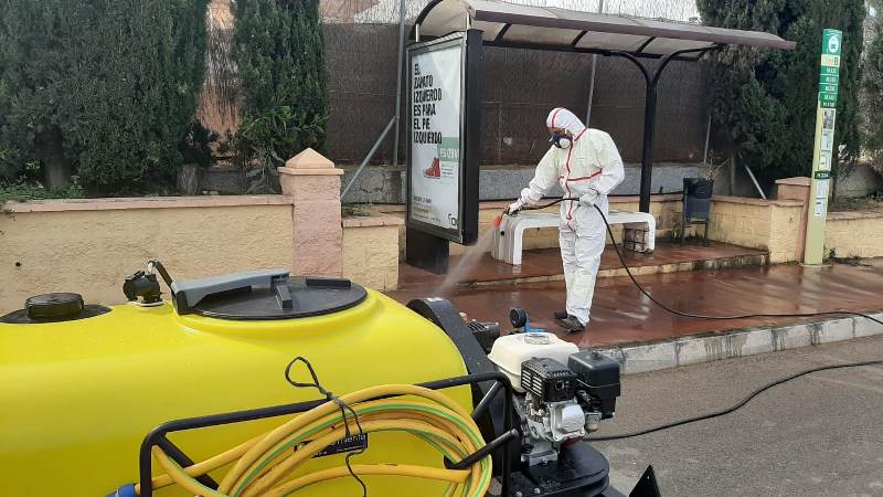 Un equipo de profesionales desinfecta a diario las calles y espacios públicos de Alhaurín de la Torre