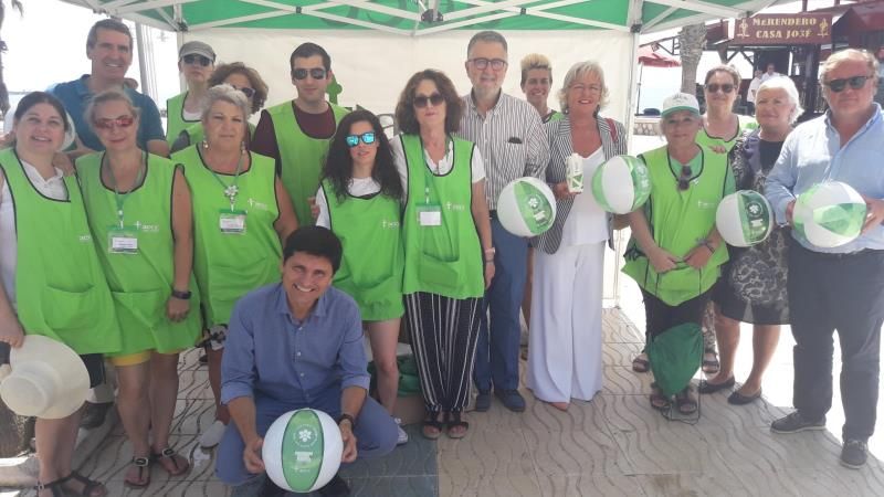 Campaña de prevención solar de la AECC en la playa de Huelin