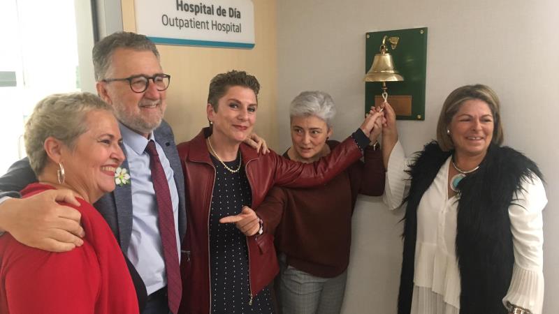 La AECC instala la Campana de los Sueños en el hospital Quirón de Málaga